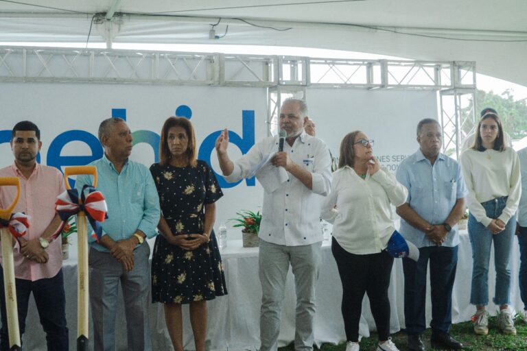 Alfredo Reyes y el Administrador de la EGEHID