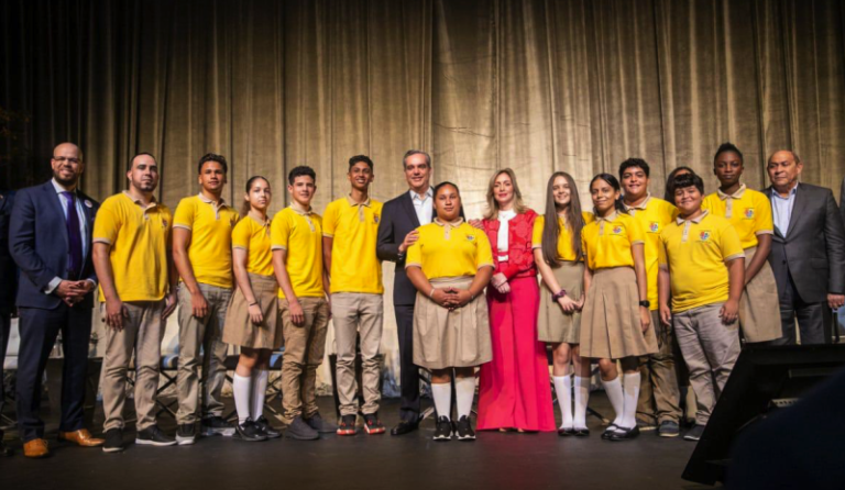 El presidente Luis Abinader participó en un panel durante el Simposio Internacional: hacia una Estrategia Nacional y Multicultural para una Educación Bilingüe, español-inglés.
