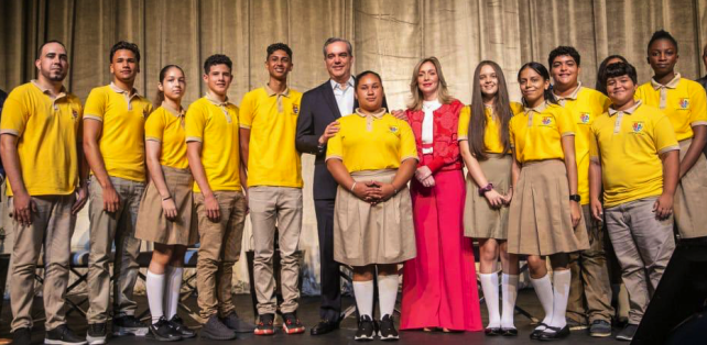 El presidente Luis Abinader participó en un panel durante el Simposio Internacional: hacia una Estrategia Nacional y Multicultural para una Educación Bilingüe, español-inglés.