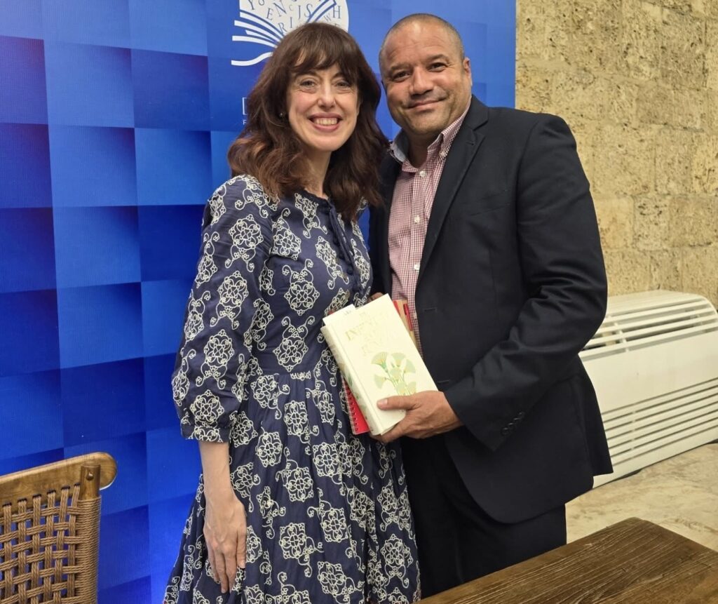 Piero Espinal junto a Irene Vallejo,
