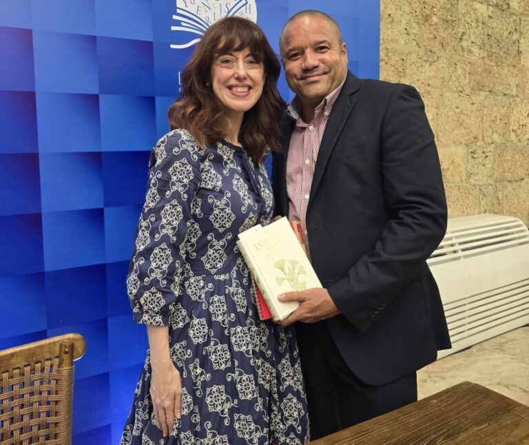 Piero Espinal junto a Irene Vallejo,