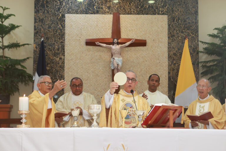 Monseñor Héctor Rafael, ararzobispo de Santiago