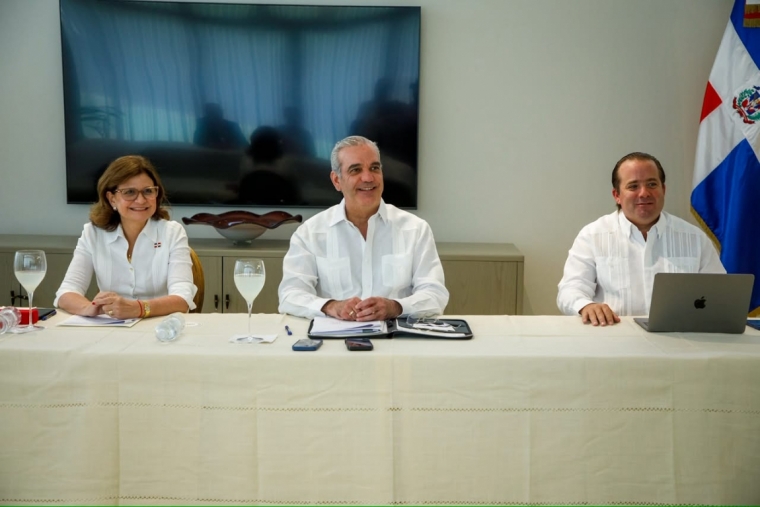 raquel-pena-luis-abinader-y-jose-ignacio-paliza-medium